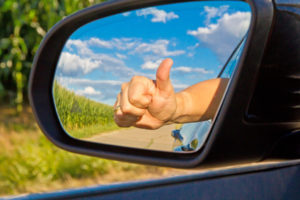 Autofahrer mit Daumen nach oben